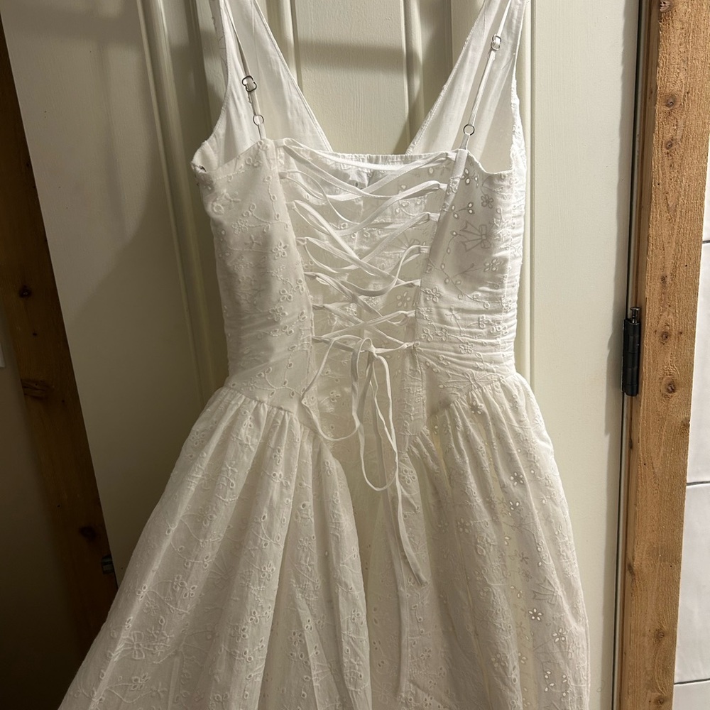 Elegant White Sleeveless Dress - Picture 5 of 8